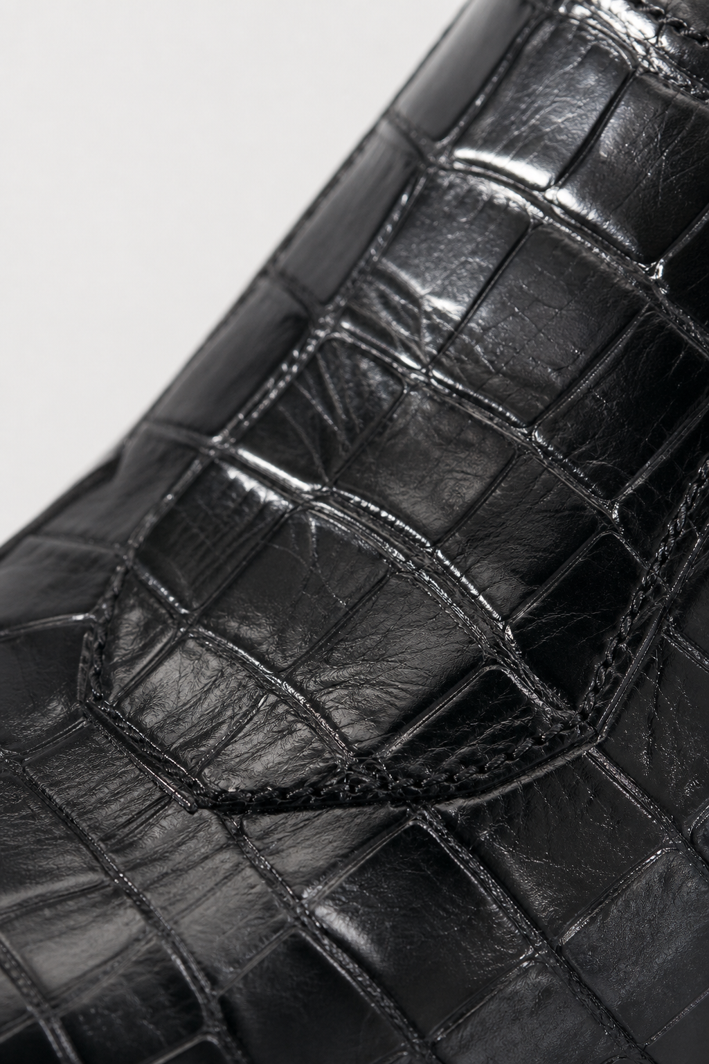 Bottines Noires Effet Croco Verni à Boucle Western et Chaîne