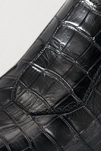 Bottines Noires Effet Croco Verni à Boucle Western et Chaîne
