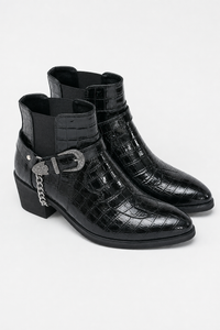 Bottines Noires Effet Croco Verni à Boucle Western et Chaîne