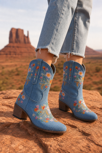 Bottes Santiags en Denim Bleu Clair à Motifs Floraux Brodés