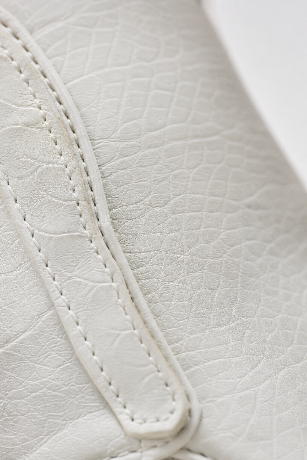Bottes Santiags Blanches à Effet Croco et Sangle Harnais