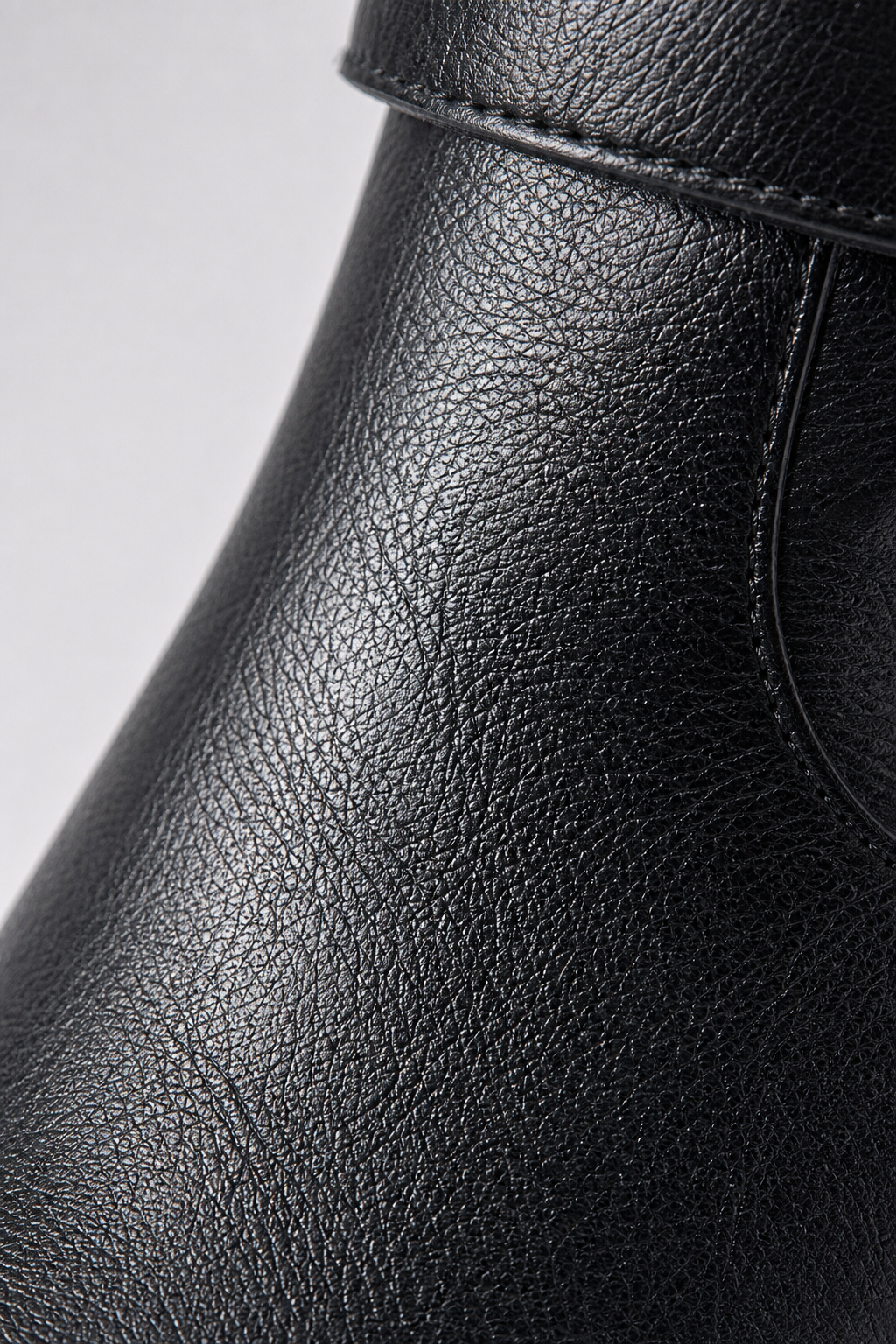 Bottes Noires Plissées à Brides Cloutées et Talon Bloc