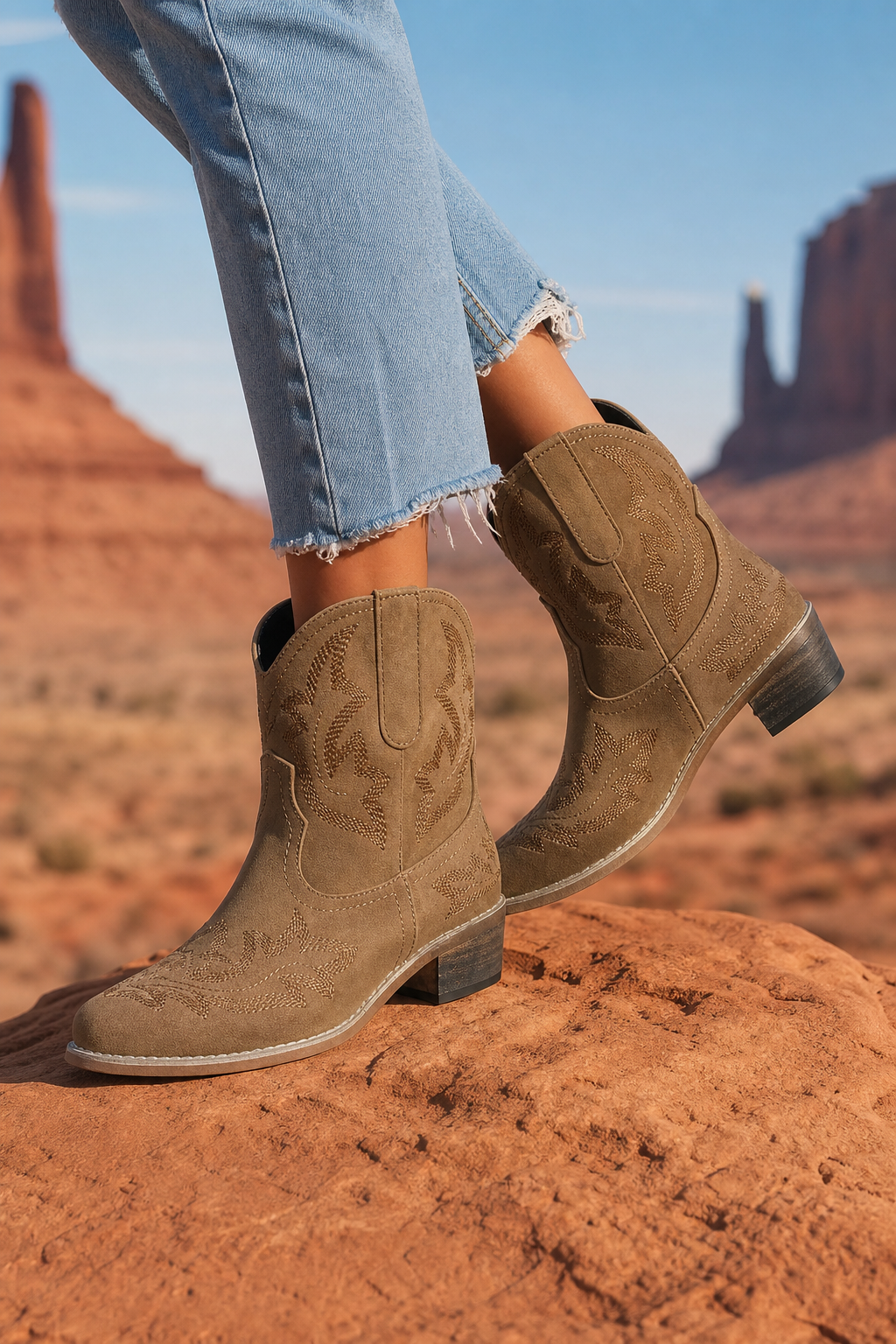 Bottines Santiags en Suédine Camel à Broderies