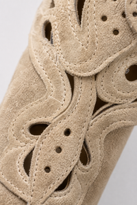 Bottes Santiags en Daim Beige à Motifs Ajourés et Clous
