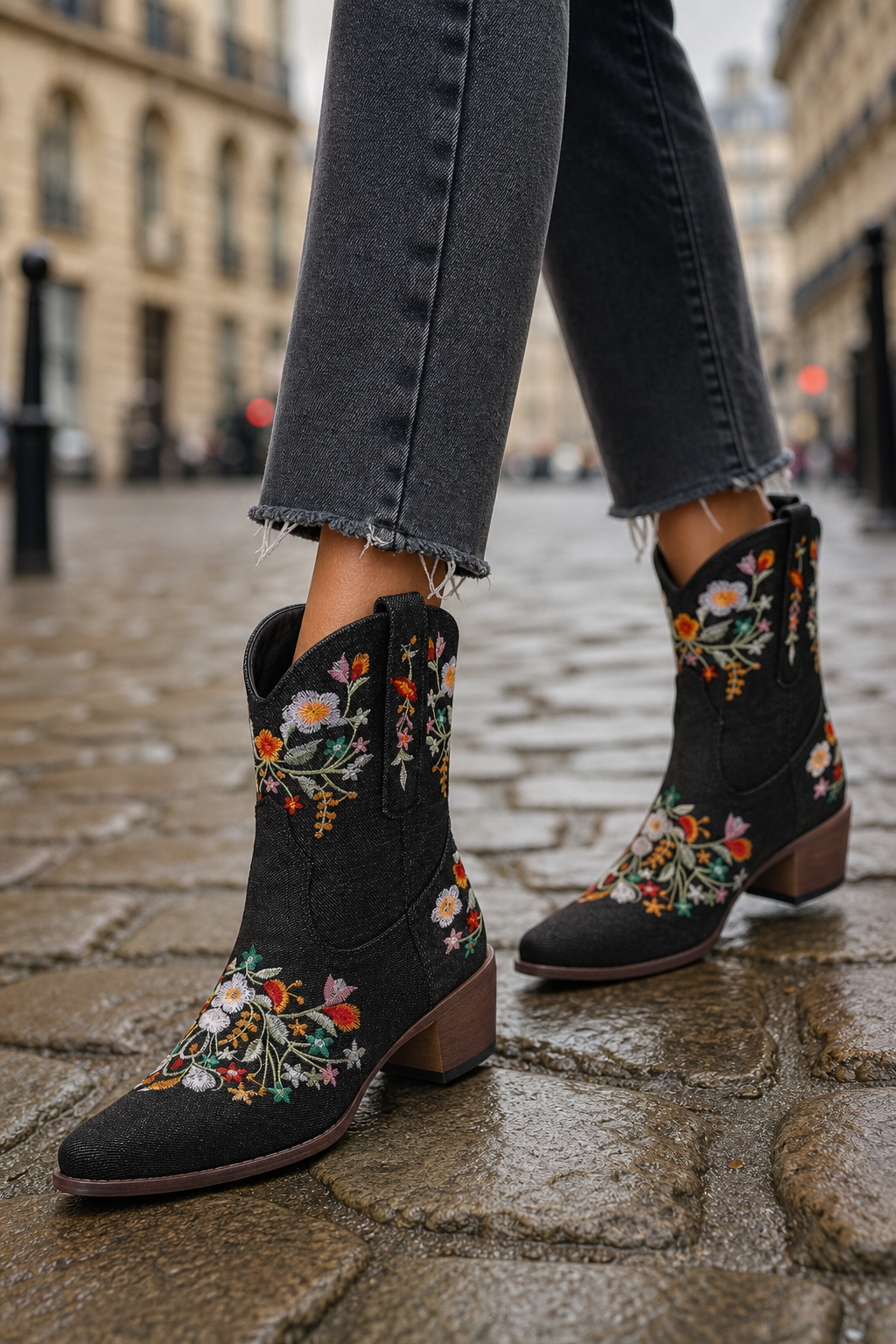 Bottes Santiags Noires à Motifs Floraux Brodés