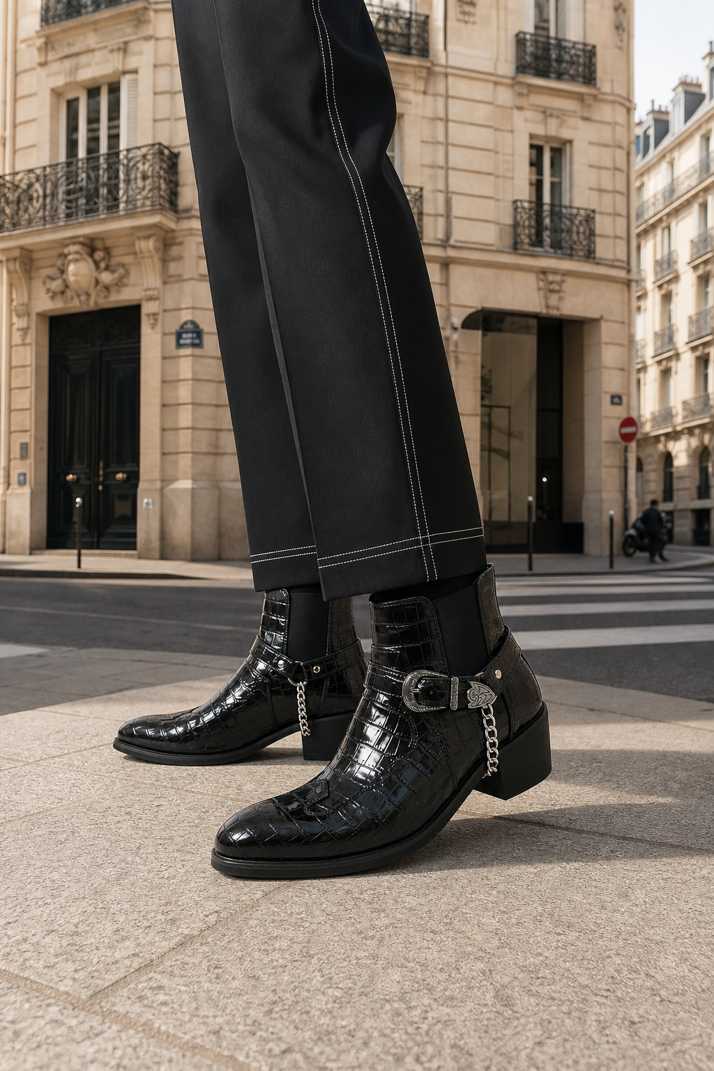 Bottines Noires Effet Croco Verni à Boucle Western et Chaîne