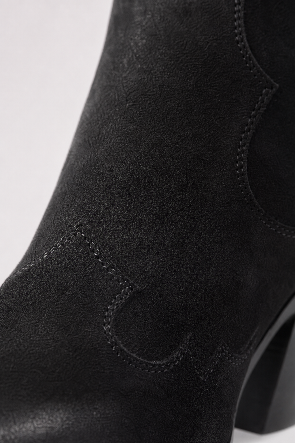 Bottines Santiags en Daim Noir à Bout Pointu et Talon Bloc