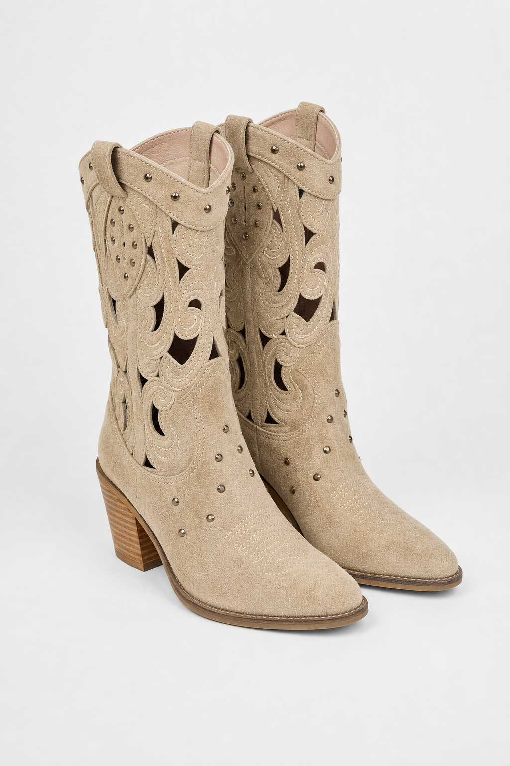 Bottes Santiags en Daim Beige à Motifs Ajourés et Clous