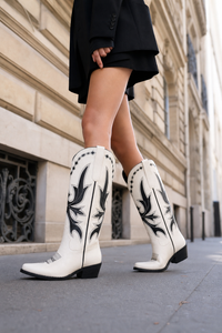 Bottes Santiags en Suédine Crème à Broderies Noires