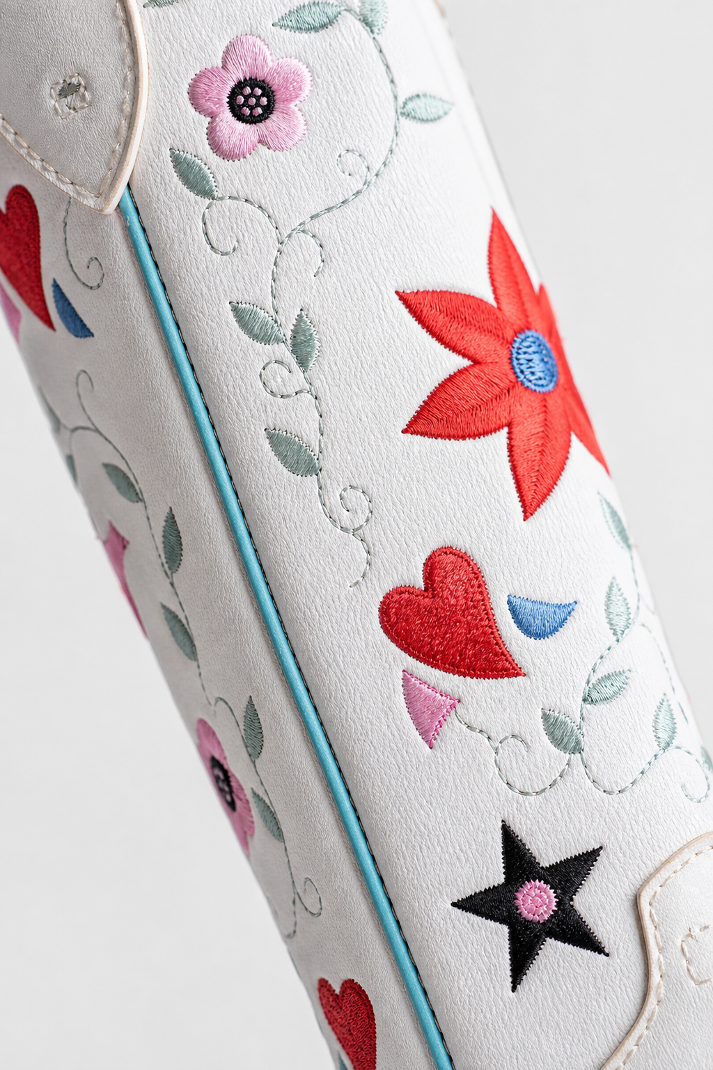 Bottes Santiags Blanches Brodées de Fleurs et Cœurs