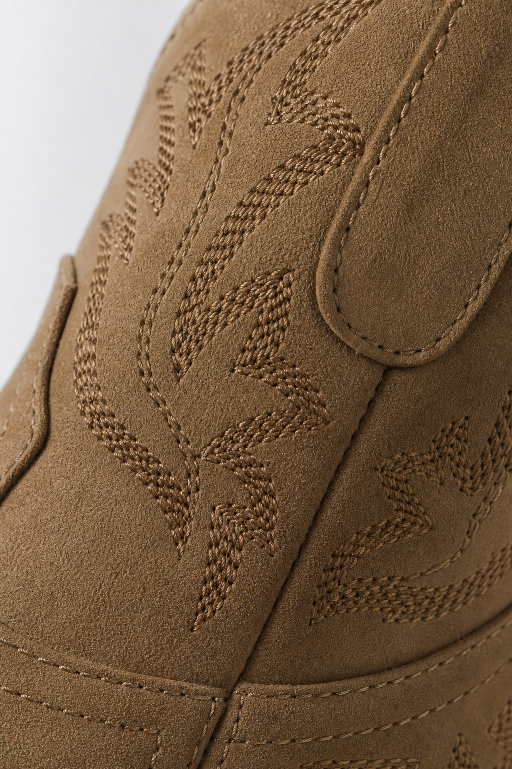 Bottines Santiags en Suédine Camel à Broderies