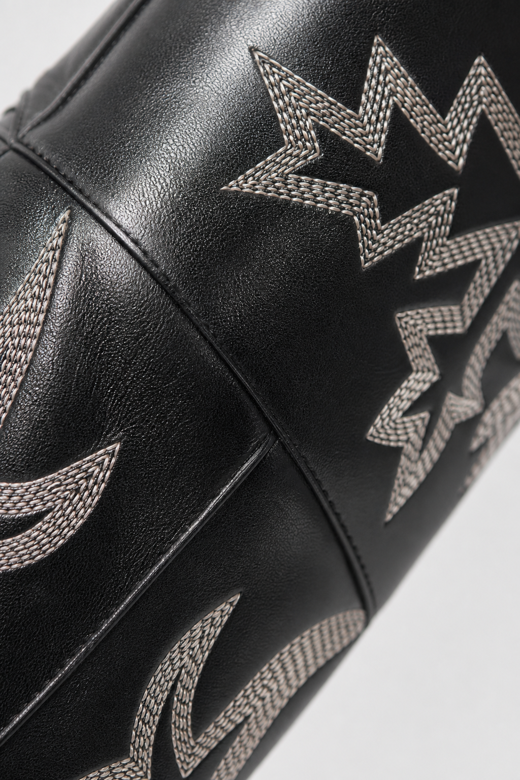 Bottes Santiags Hautes en Similicuir Noir à Broderies Argentées