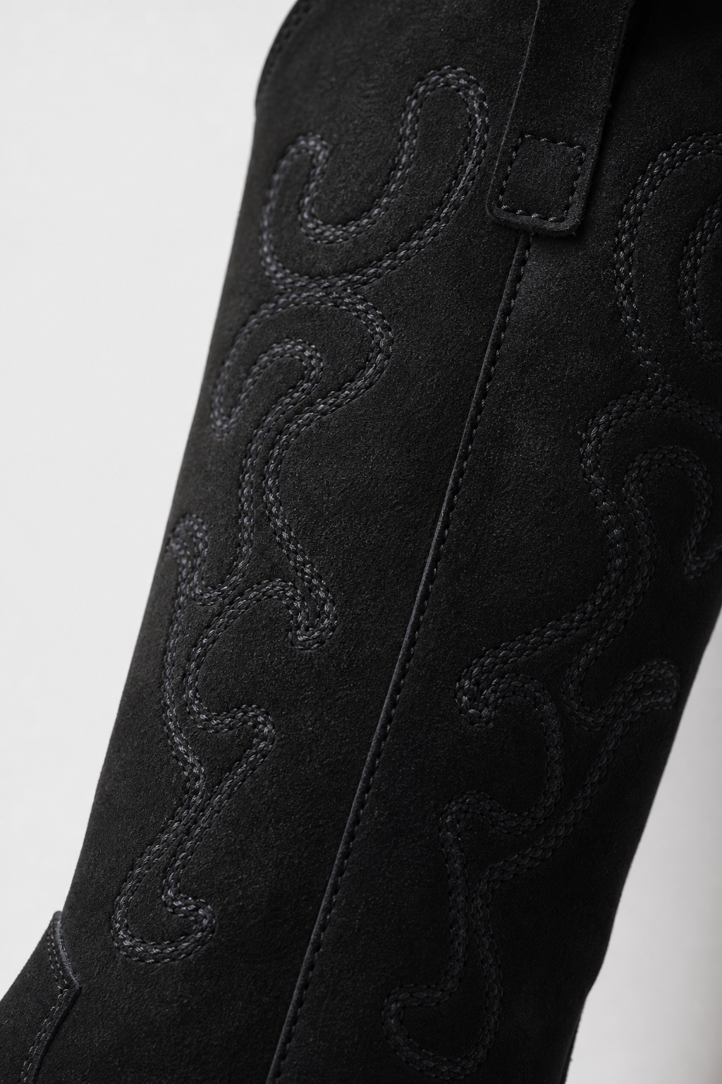 Bottes Santiags en Daim Noir Brodées à Talon Carré