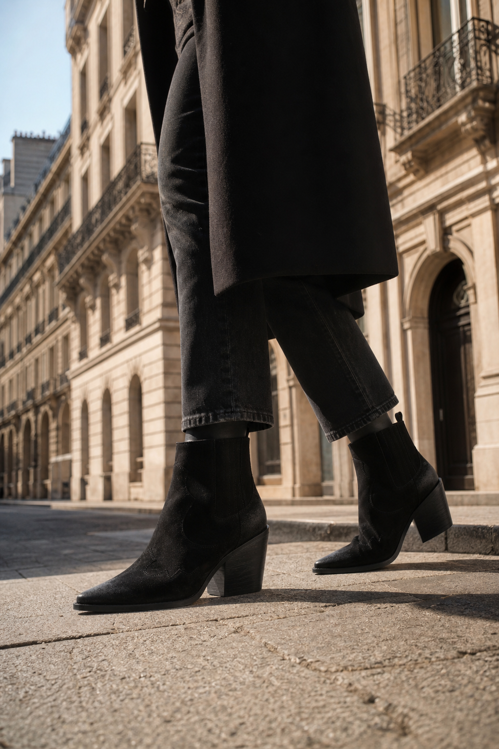 Bottines Santiags en Daim Noir à Bout Pointu et Talon Bloc
